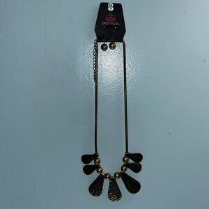 Paparazzi short brass necklace. O/S. Comes with the earrings.